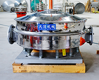 直排篩可分為單雙振動(dòng)源兩種，但其電機(jī)是懸掛在振動(dòng)篩框的外側(cè)，振動(dòng)理相對(duì)比較大。