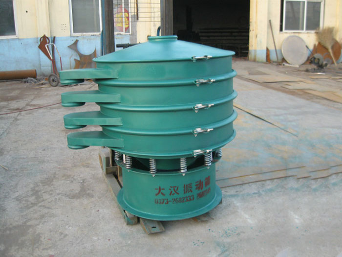 直徑1000型振動篩除了有碳鋼材質其還有不銹鋼+碳鋼，以及全不銹鋼的選擇，用戶可根據用戶物料的性質不同可進行選擇。