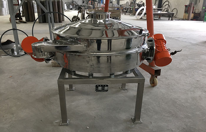 主要采用的是雙振動(dòng)電機(jī)振動(dòng)，其振動(dòng)力比普通振動(dòng)篩要高，同時(shí)采用直泄式的排料方式，很好的解決了堵料塞料的問題。