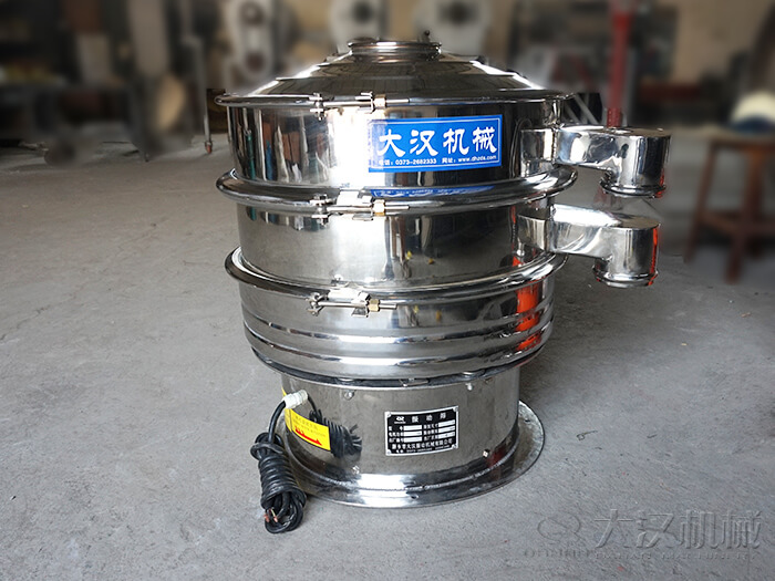 醫(yī)藥振動篩主要采用的是304不銹鋼振動篩，優(yōu)勢：設(shè)備干凈衛(wèi)生，不易生銹，使用壽命長久，經(jīng)久耐用。